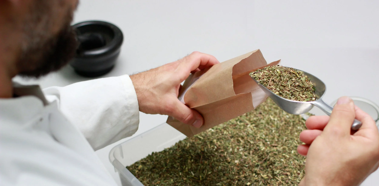 Abfüllung von Kräutern in Papierbeutel