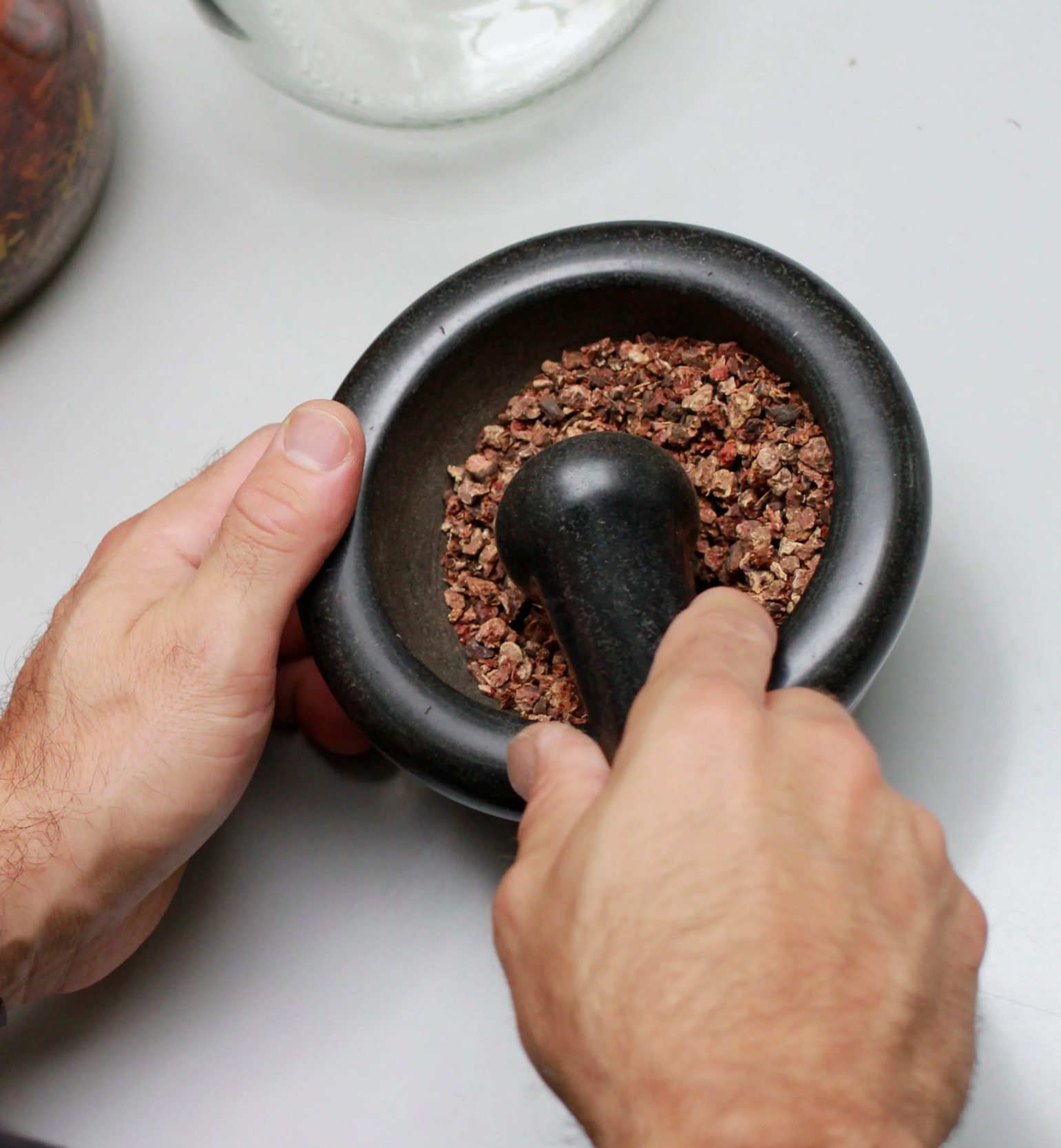 Heilpflanzen werden im Mörser verarbeitet