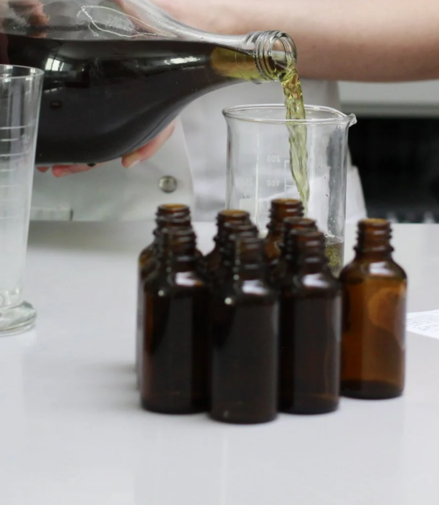 Abfüllung pflanzlicher Extrakte in Braunglasflaschen
